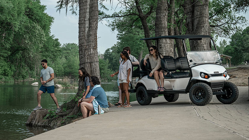 Group of 4 getting out of their liberty to get into the river